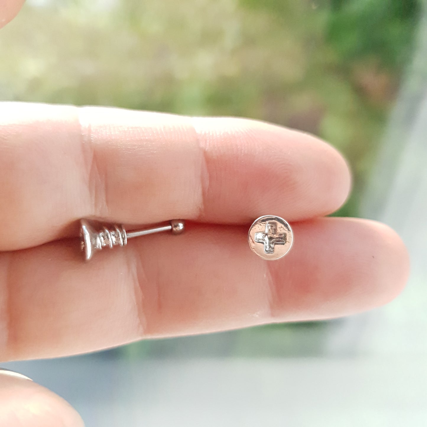 Tragus Piercing barbell with screw top and a 3mm steel ball ( 316L surgical steel )