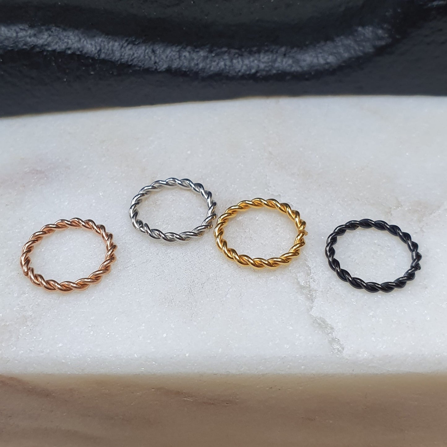 Continuous Ring Seamless Ring Twisted Wire ( surgical steel / gold / black )
