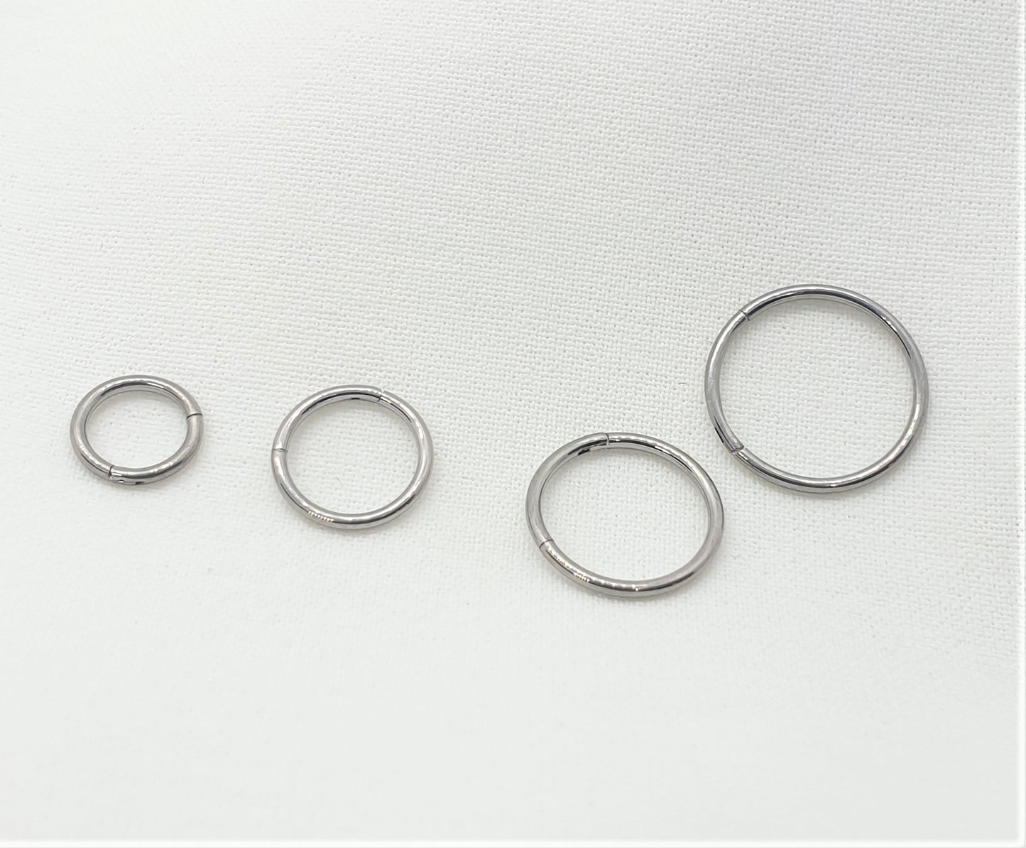 Piercing clicker hinged segment ring ( Titanium )