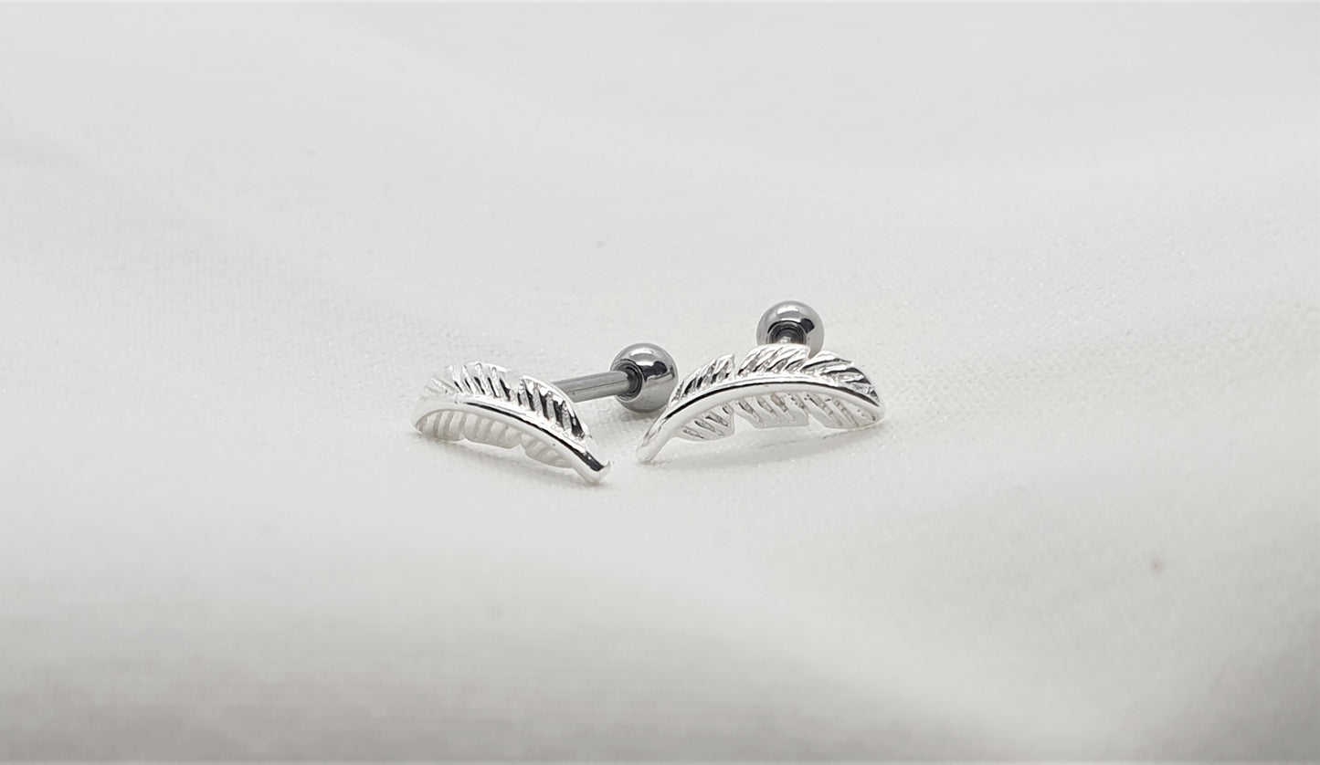 Tragus Piercing barbell with feather shaped top and a 3mm steel ball ( 316L surgical steel )