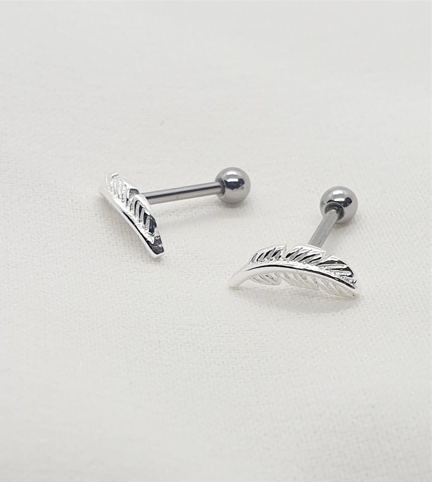 Tragus Piercing barbell with feather shaped top and a 3mm steel ball ( 316L surgical steel )