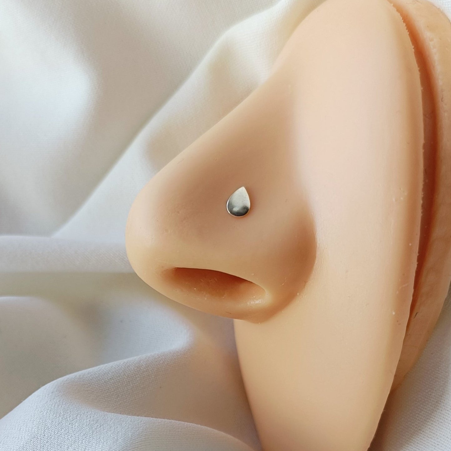 L-shaped nose stud with 3x5 mm teardrop top ( sterling silver )