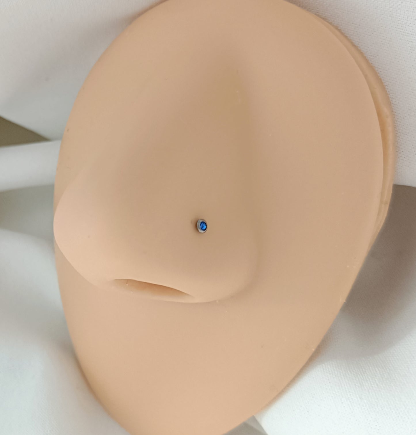 L-shaped nose stud with 2mm round crystal ( titanium )