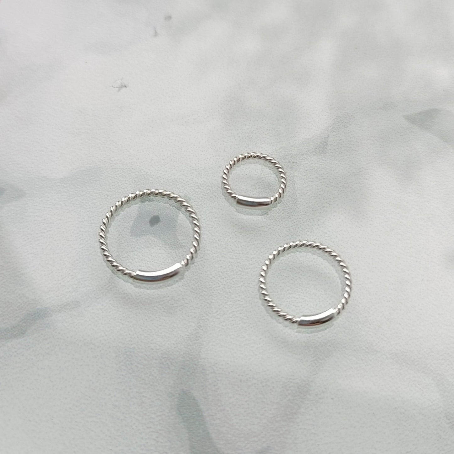 Continuous Piercing ring twisted wire bar closure ( sterling silver )