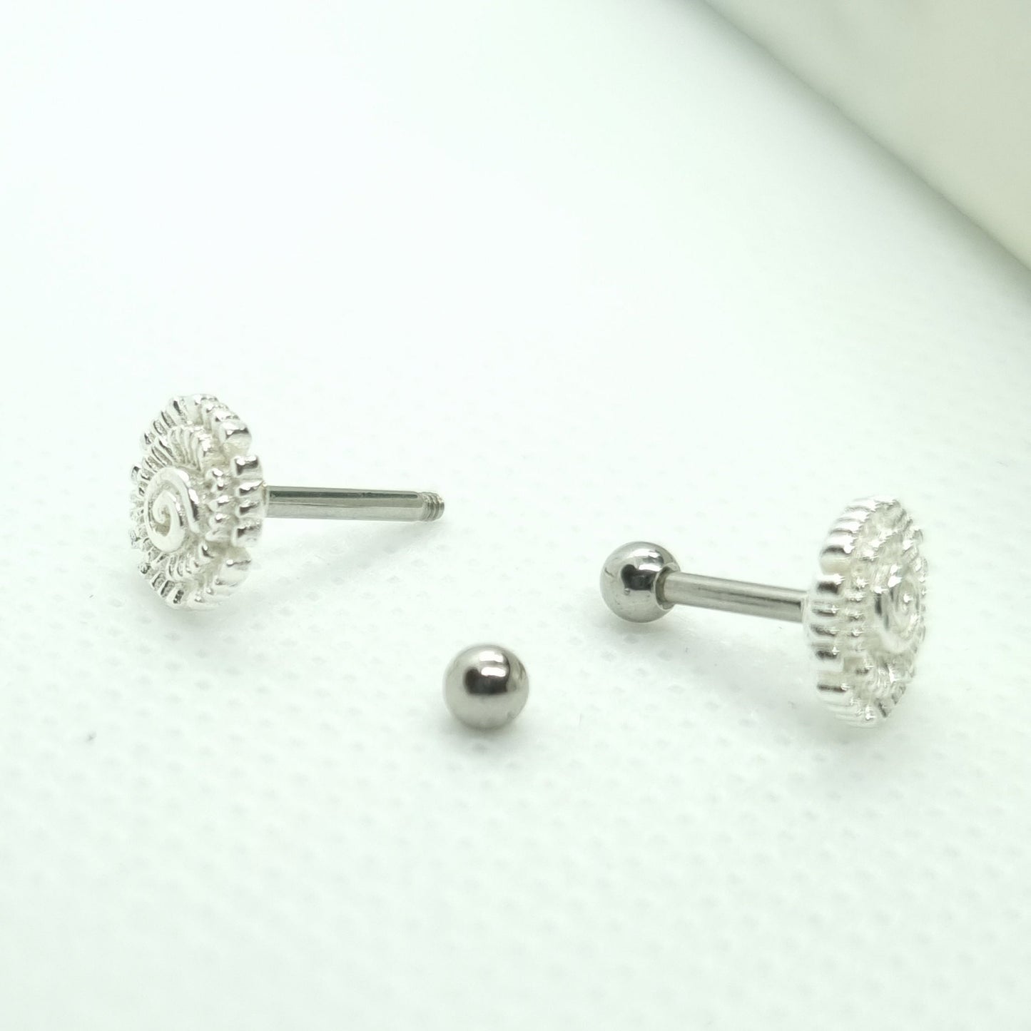 Tragus Piercing barbell with flower shaped top and a 3mm steel ball ( 316L surgical steel )