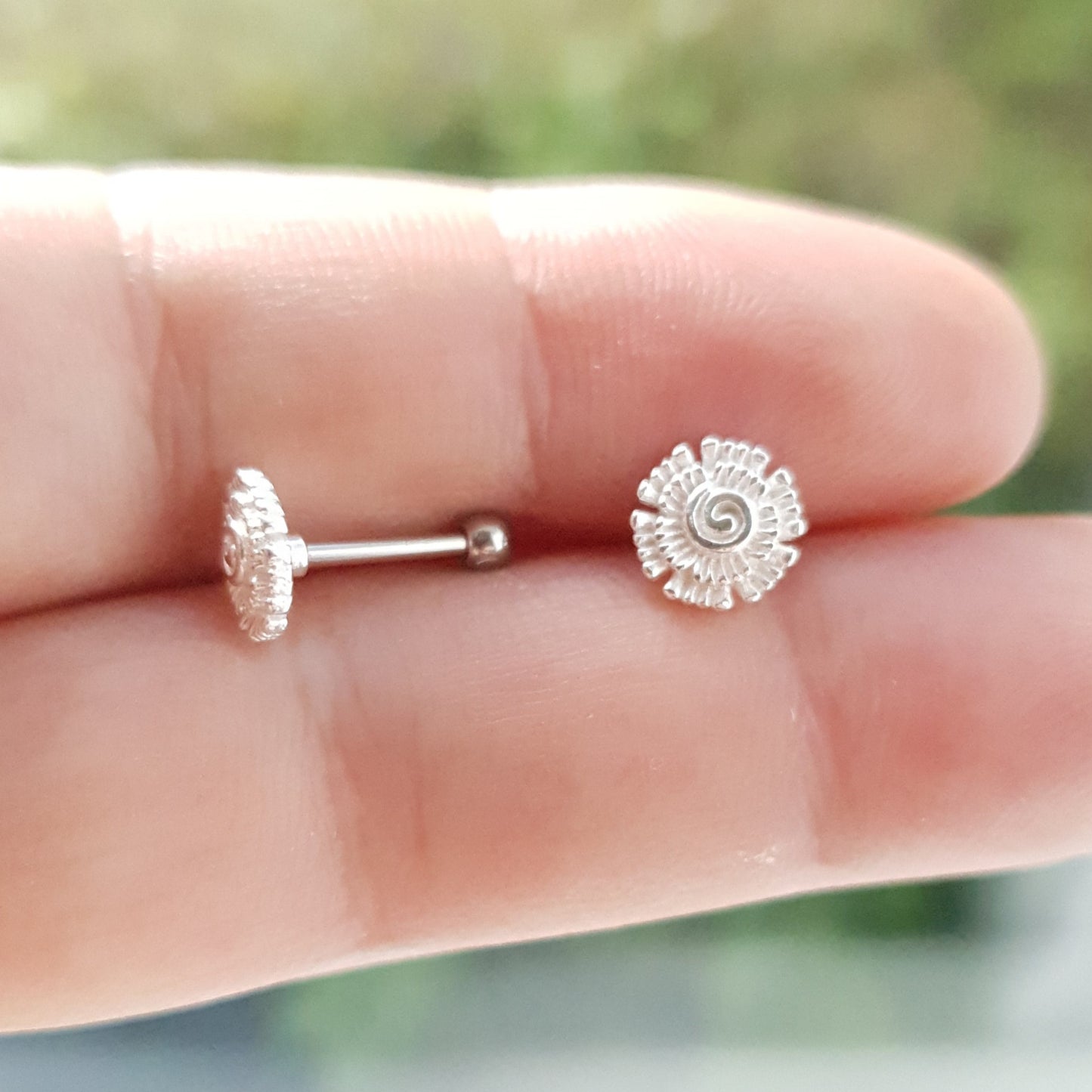 Tragus Piercing barbell with flower shaped top and a 3mm steel ball ( 316L surgical steel )