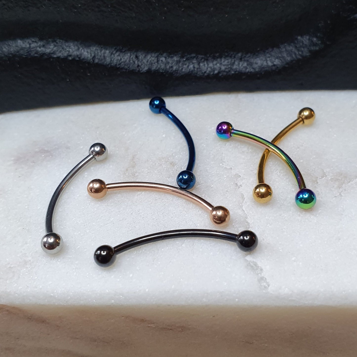 Banana barbell with 3mm balls ( 316L surgical steel ) Rose gold