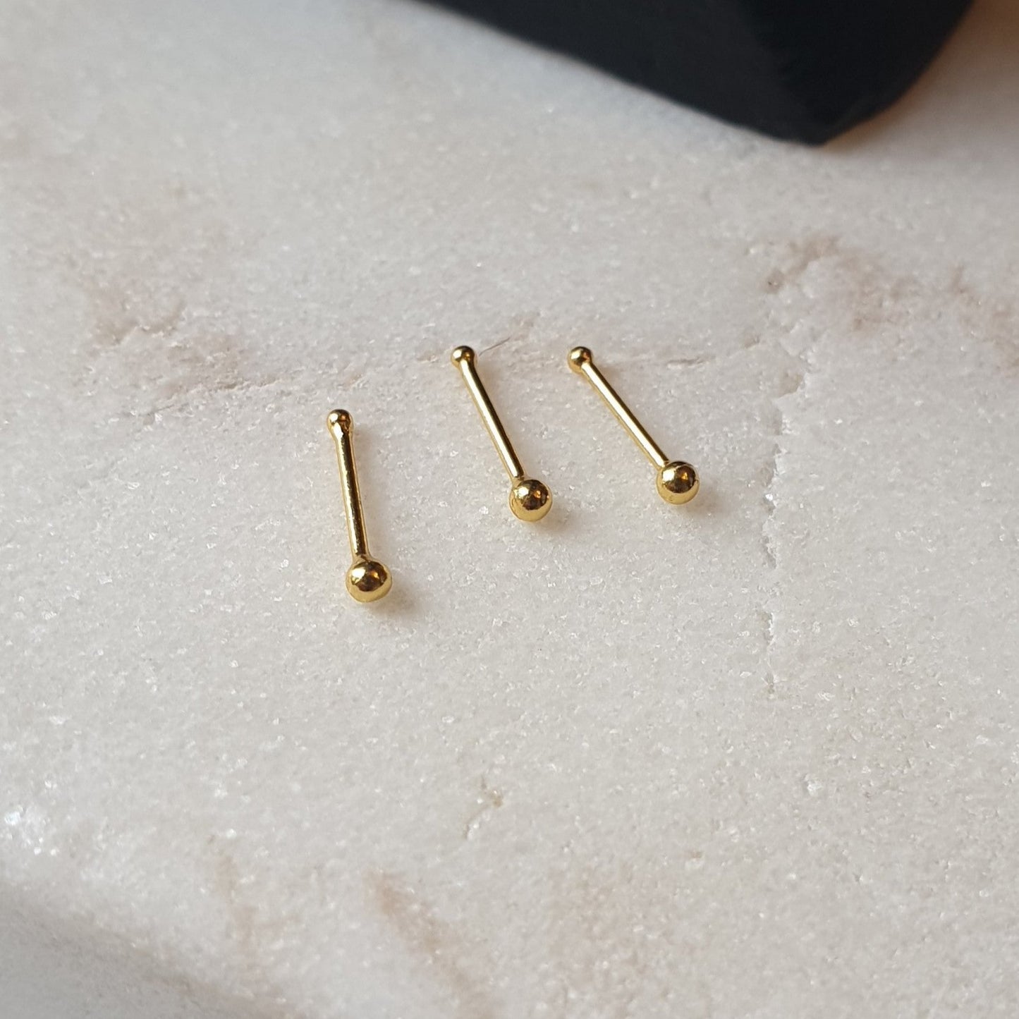 Straight nose stud with 1.5 mm ball top ( gold )
