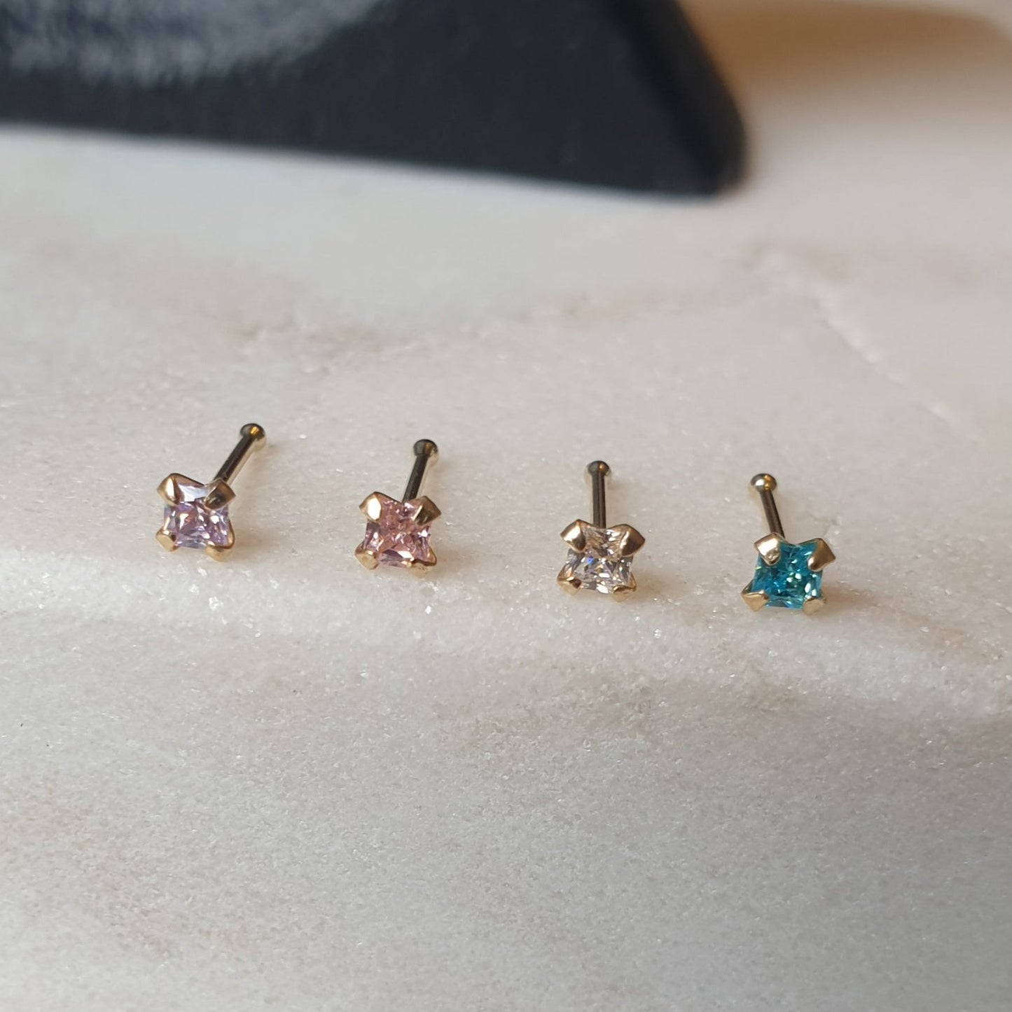 Straight nose stud with 2mm square cz ( gold )