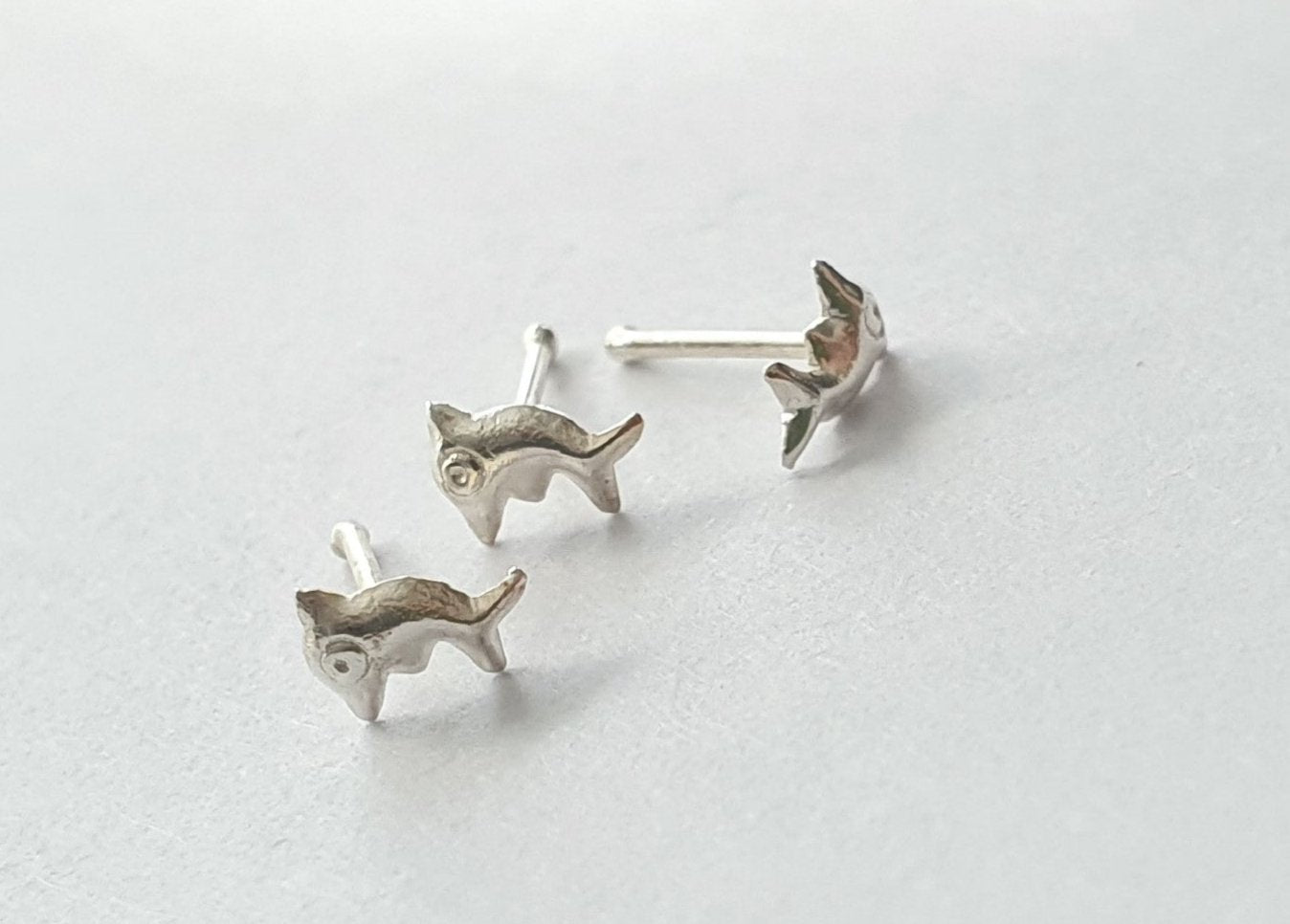 Straight nose stud with fish top ( sterling silver )