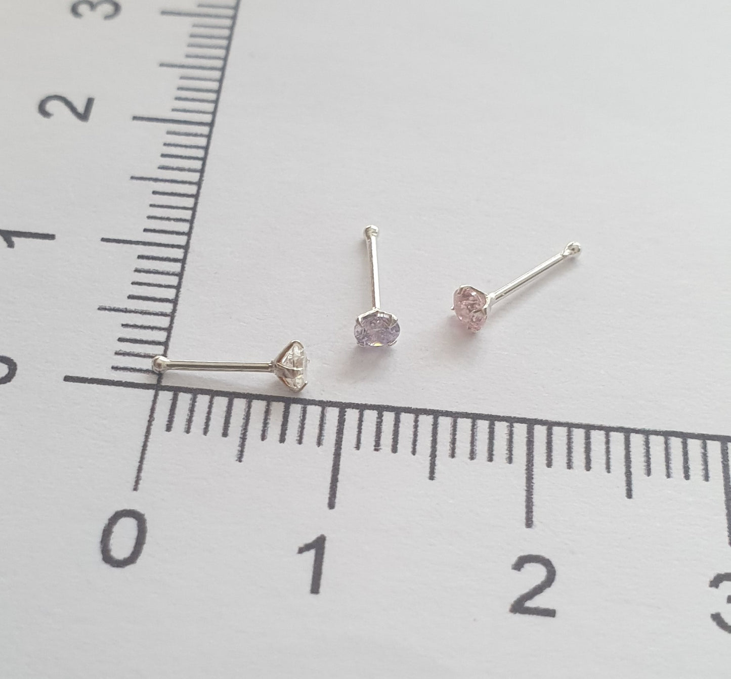 Straight nose stud with 2.5mm Cubic Zirconia ( sterling silver )