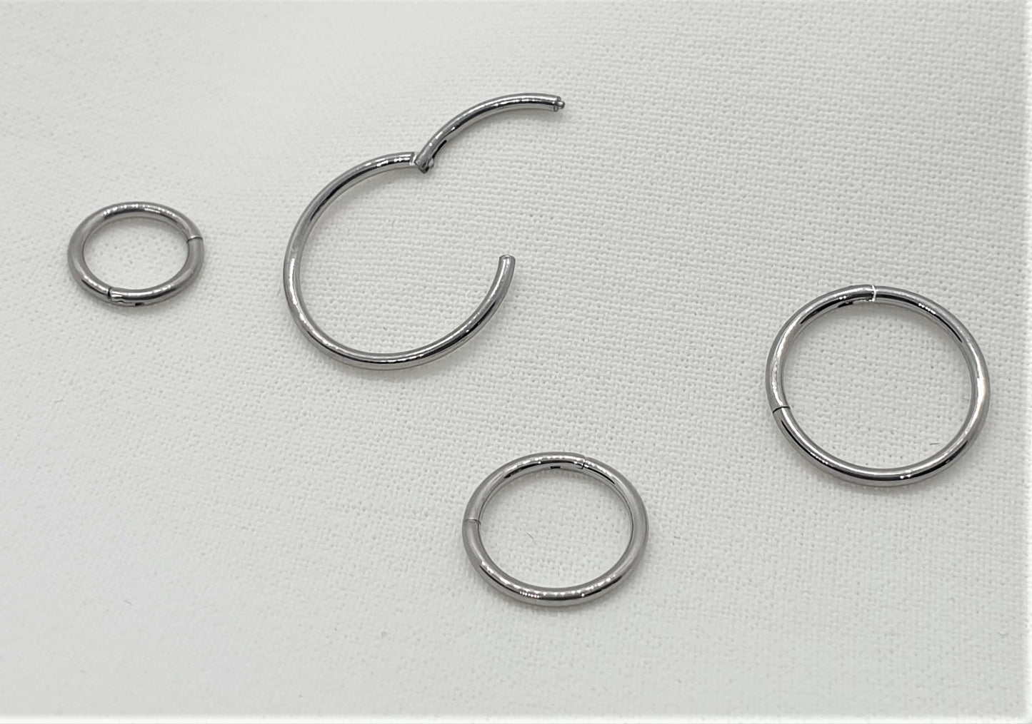 Piercing clicker hinged segment ring ( Titanium )
