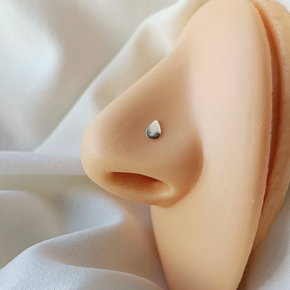L-shaped nose stud with 3x5 mm teardrop top ( sterling silver )