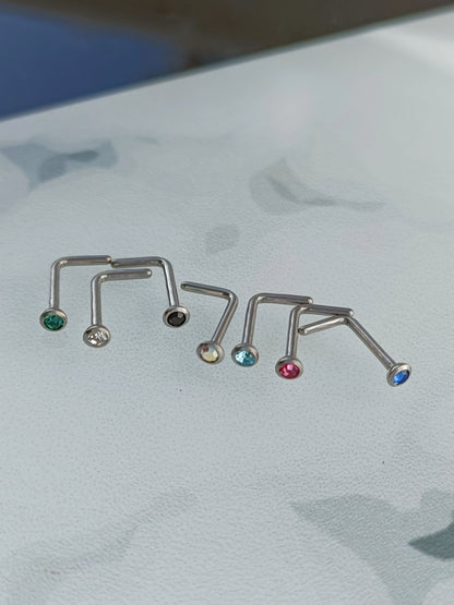 L-shaped nose stud with 2mm round crystal ( titanium )